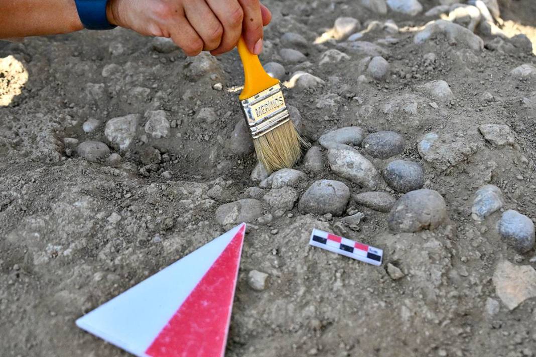 Odanın içindeki yığın, arkeologları şaşkına çevirdi! Urartular neden gizlemiş olabilir? 13